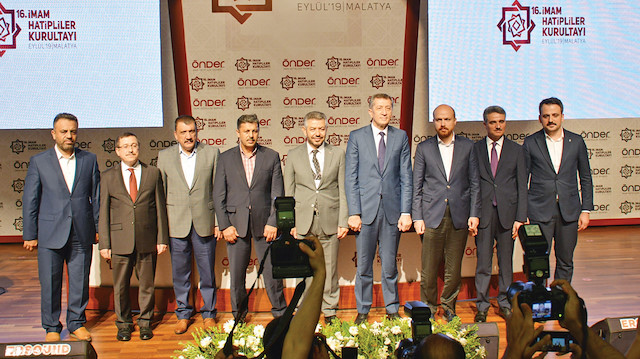İki gün devam edecek kurultayın açılış oturumunda Milli Eğitim Bakanı Ziya Selçuk, İlim Yayma Vakfı Başkan Vekili Bilal Erdoğan, Malatya Büyükşehir Başkanı Selahattin Gürkan, Malatya Valisi Aydın Barış, AK Parti Genel Başkan Yardımcısı Öznur Çalık, Gümrük ve Ticaret Bakanı Bülent Tüfekçi, ÖNDER Malatya Dernek Başkanı Abdurrahman Taşkesen, ÖNDER Genel Başkanı Kamber Çal ve İbni Haldun Üniversitesi Rektörü Prof. Dr. Recep Şentürk konuştu.
