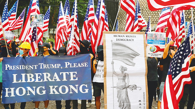 Hong Kong'ta göstericiler Donald Trump'a “Hong Kong’u Özgürleştir” sloganıyla çağrıda bulundu.