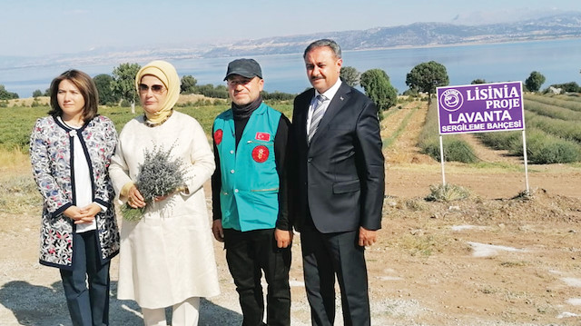 Emine Erdoğan (soldan iki)