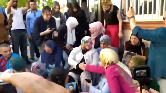Bakan Selçuktan oturma eylemine katılan ailelere destek