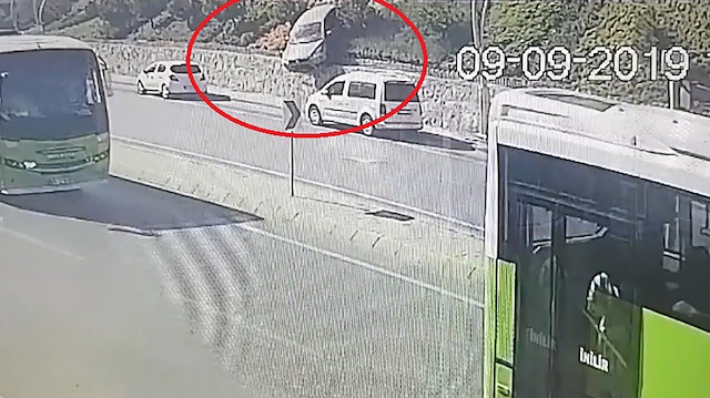 Kontrolden çıkan araç 20 metre yükseklikten yola uçtu