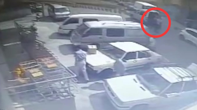 Emekli polis memuruna sopayla saldıran kişi böyle görüntülendi