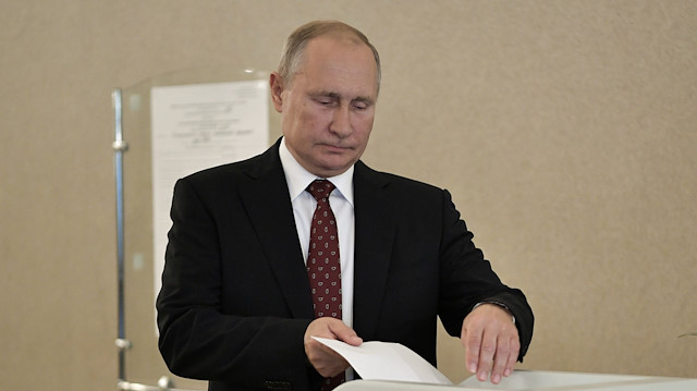 Putin yerel seçimlerde oyunu kullandı.
