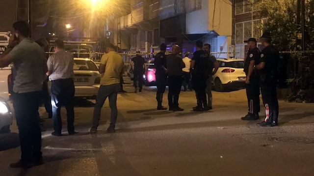 Polis ekipleri mahallede önlem aldı, olay yerinde inceleme yaptı.