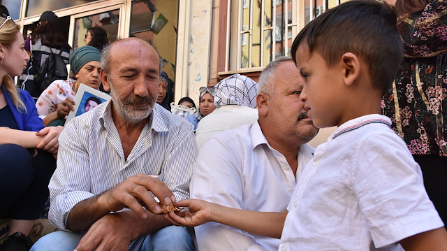 Oturma eylemi yapan annelere 7 yaşındaki Mematiden destek