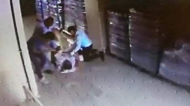 Servis sürücüsünü sopayla döverek hastanelik ettiler