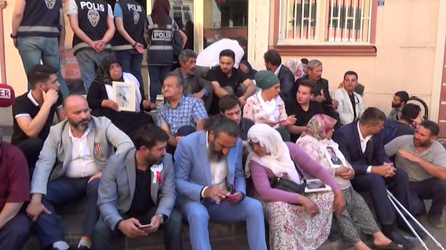 Diriliş Ertuğrul oyuncusundan evlat nöbeti tutan ailelere destek ziyareti