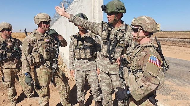 Türk ve Amerikan askerleri ortak devriye öncesinde sınırın sıfır noktasında kısa bir görüşme yaptı.