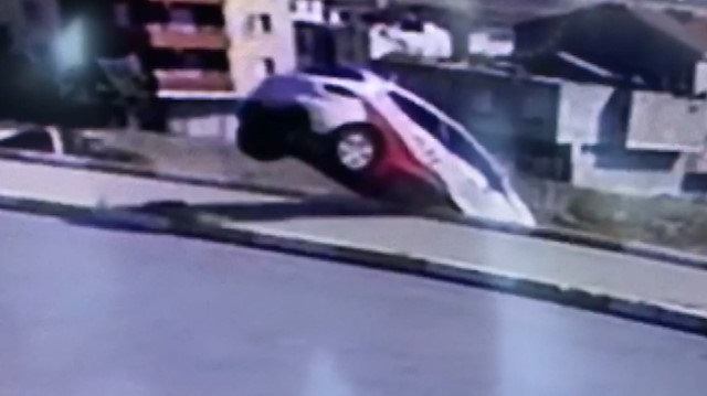 Sürücü adayı eğitim aracıyla yol kenarından aşağı uçtu
