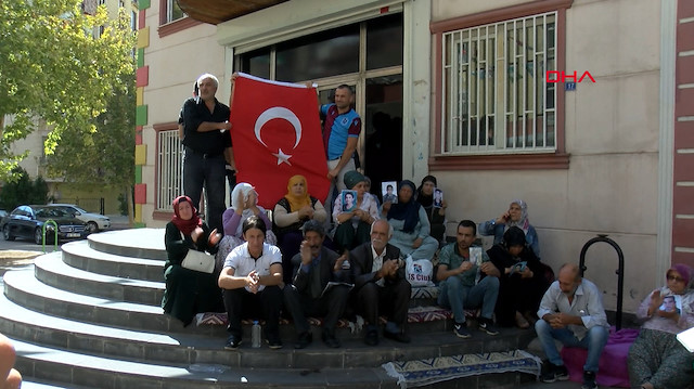 Çocuklarını bekleyen aileler Türk bayrağı açtı