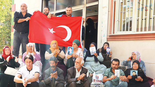 Ailelere destek için Trabzon’dan gelen Abdullah Özer, eylemi sürdüren anne ve babalarla görüştü. Desteklerini belirten Özer, eyleme katılan baba Rauf Biçer ile beraberinde getirdiği Türk bayrağını açtı. Eyleme katılan baba Şevket Altıntaş, Türk bayrağını öptü. Özer, daha sonra bayrağı aileler adına Rauf Biçer’e hediye etti. Aileler bu sırada, alkışlarla “Susma, sustukça sıra sana gelecek” sloganı attı. Baba Biçer de “Bu bayrak inşallah hiçbir zaman inmeyecek. Çanakkale Savaşı’nda başardık, her zaman başaracağız” dedi.
