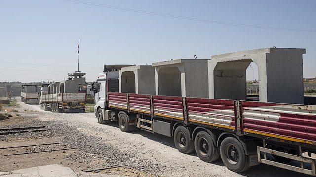 Sınır hattına beton blok sevkiyatı