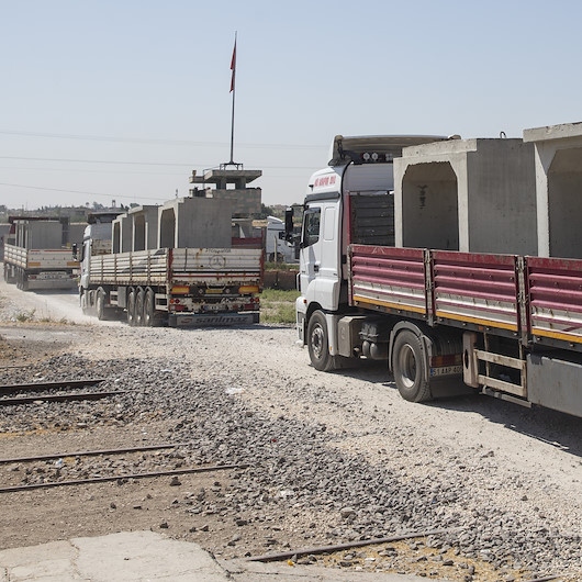 Suriye sınırına beton blok sevkiyatı