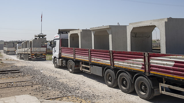 Suriye sınırına beton blok sevkiyatı