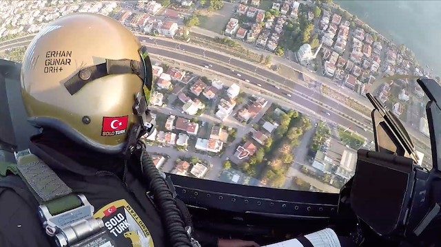 SOLOTÜRKün Edremit Körfezi uçuşuna kokpit içi bakış