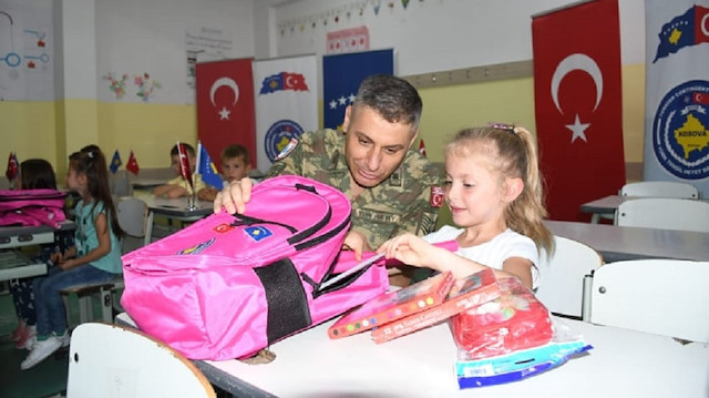 Türk askeri, Kosovalı öğrencilerin yüzünü güldürdü