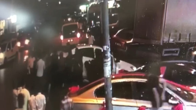 Küçük kızı kurtarmak için aracı hep birlikte böyle kaldırdılar