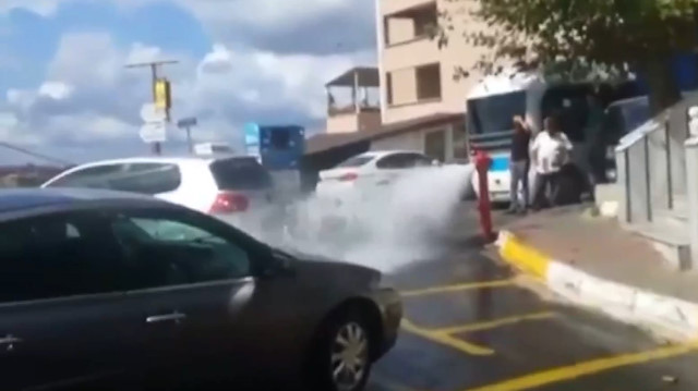 Sarıyer’de patlayan su borusunu sürücüler fırsata çevirdi