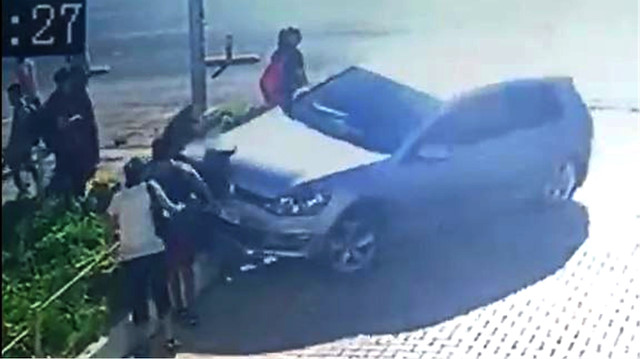 Servis bekleyen çocukları ezdi
