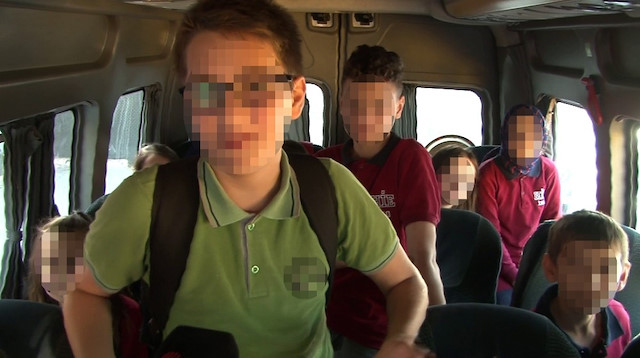 Yaklaşık 20 kişilik servise, 30 öğrencinin bindiği görüldü.