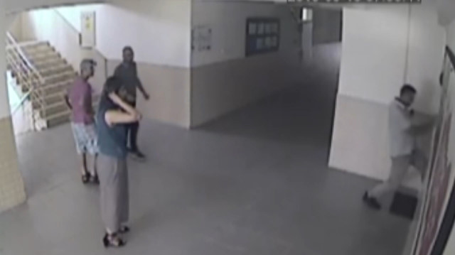 Müdürün kapısını tekmeleyerek odasını basan veli kamerada