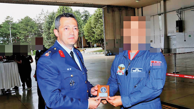 Özkan Edip Akgülay (solda)
