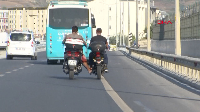 Motosikletlilerin tehlikeli yolculuğu kamerada