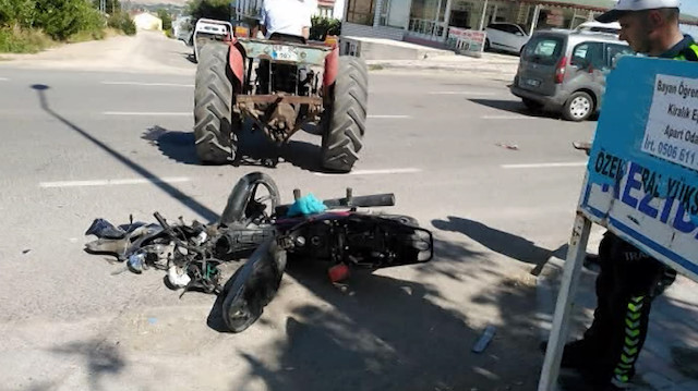 Çarpışmanın etkisiyle havaya fırlayan motosikletli kamerada