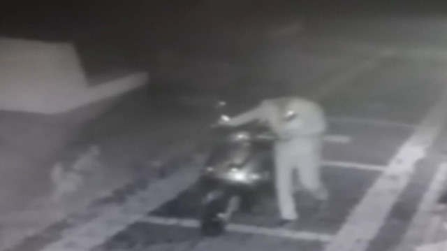 Acemi hırsız kameralara yakalandı