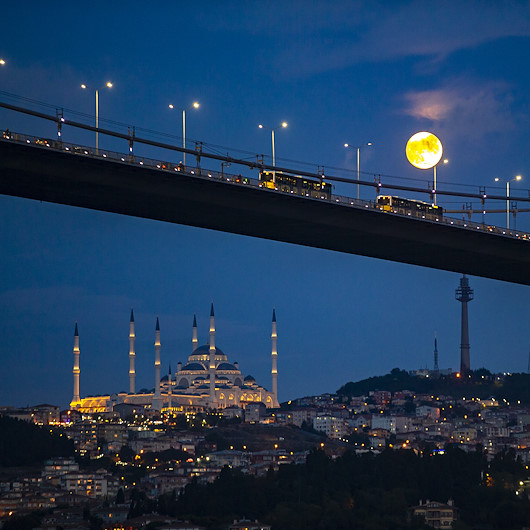 İstanbulda dolunay kartpostallık görüntü oluşturdu