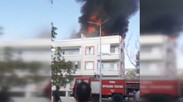 Bursada dört katlı binanın çatı katı alev alev yandı