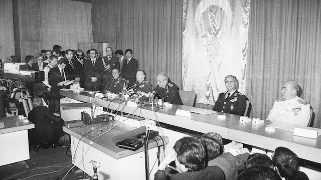 Kenan Evren konuşma yapıyor.