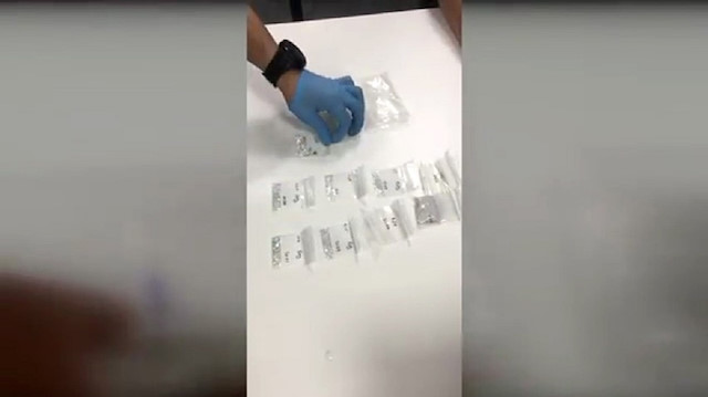 Şüpheli yolcunun valizinde arama yapıldı.