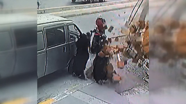 İnşaattaki tuğlalar kadının üzerine böyle düştü