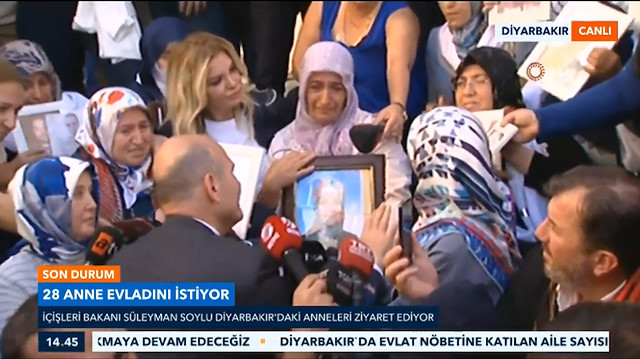 Bakan Soylu evlat nöbetindeki anneleri ziyaret etti
