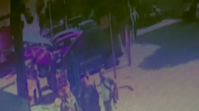 İki grup arasında yan baktın kavgası kamerada