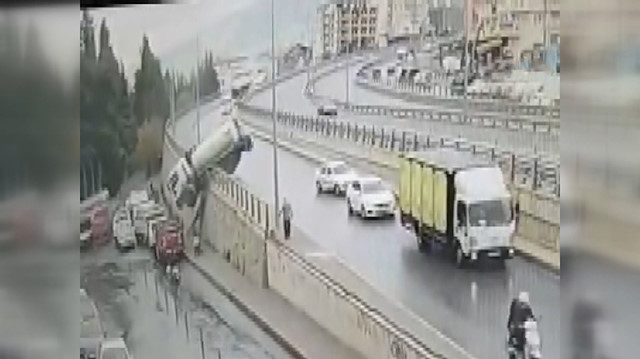 Vidanjör köprülü kavşakta asılı kaldı