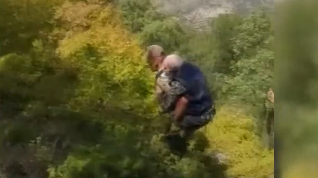 Jandarma yaşlı adamı 3 kilometre sırtında taşıdı