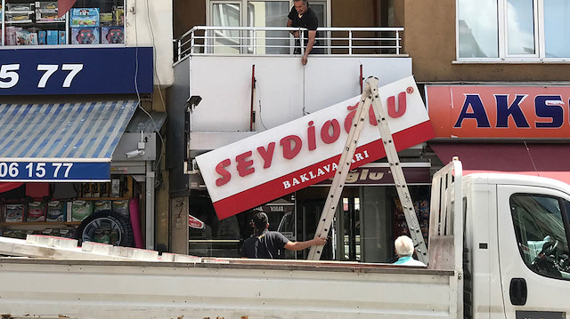 SaldÄ±rgan baklavacÄ±nÄ±n dÃ¼kkanÄ±nda asÄ±lÄ± olan ve baÅka bir markayÄ± taklit eden tabela indirilmiÅti. 