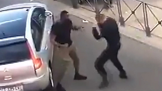 Polis gözaltına almaya çalıştığı adamla boks yaptı