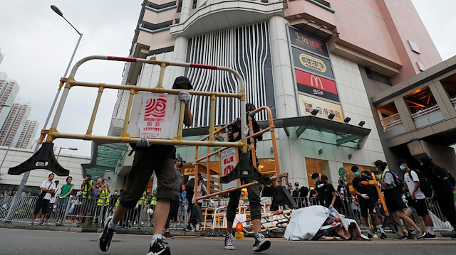 Hong Kong'da protesto gösterileri sertleşti