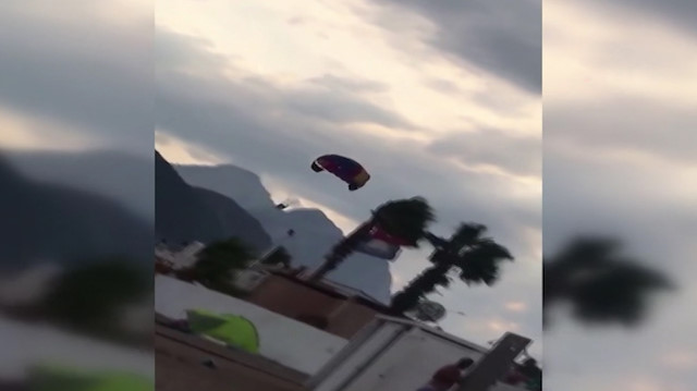 Turistlerin bindiği paraşüt böyle yere çakıldı