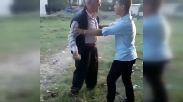 Yavru köpeği ve çocuğu taşladı