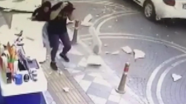 Anne ve kızının üzerine dış cephe kaplamaları yağdı