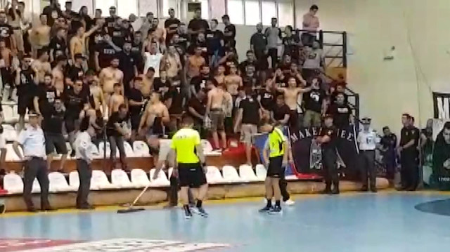 Yunanistan'daki maçta Türk bayrağına izin verilmedi, kadın sporculara tükürüldü