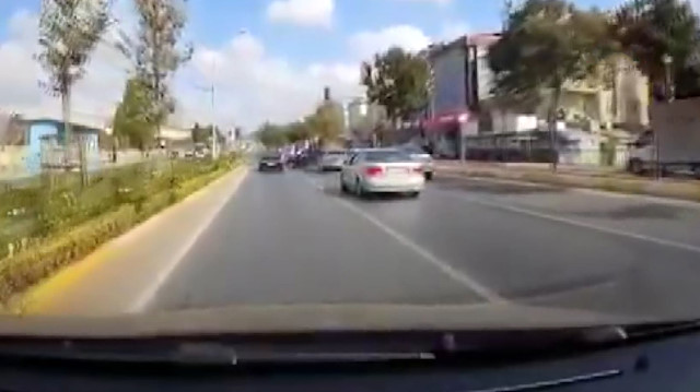 Makas atarak yarışan araçların kazası kamerada