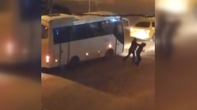 Taksici dikiz aynasını kıran kadını sokak ortasında dövdü