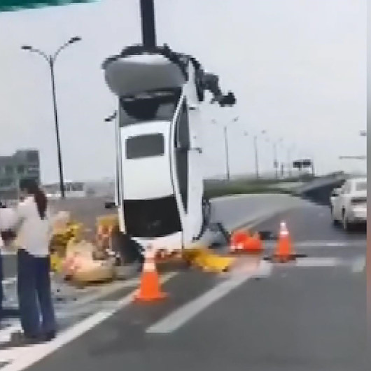 Çinde akılalmaz kaza: Otomobil dik durdu