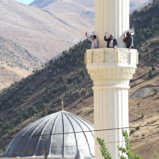 Caminin minaresi ve tepelere çıkarak görüşme yapıyorlar