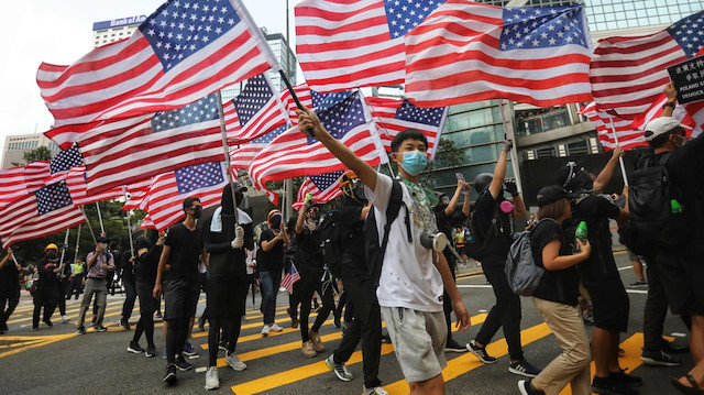 Hong Kongda tarihin en ilginç anti-emperyalist protestosu
